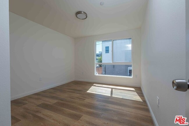 Building Photo - 815 N Kingsley Dr