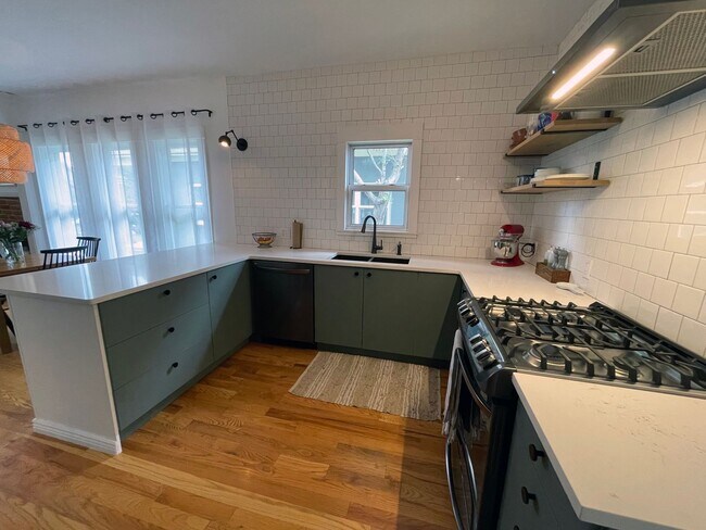 Building Photo - STUNNING Updated Bungalow Home in the West Highlands- Available 8/5!