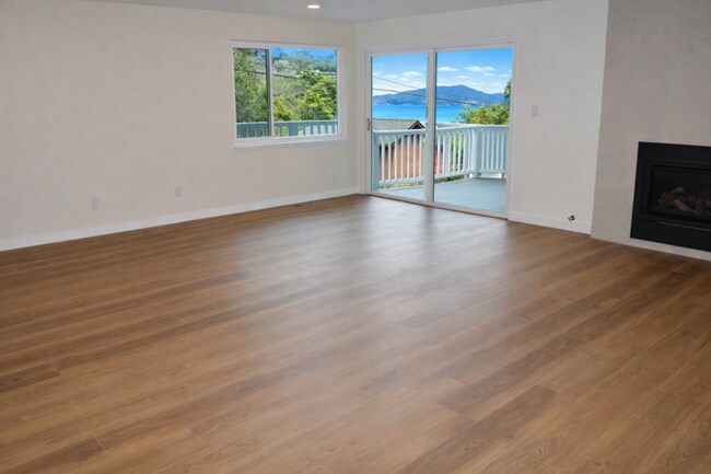 Building Photo - Crest23-25