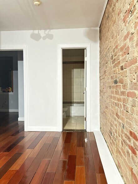 Building Photo - 118 Bates St NW