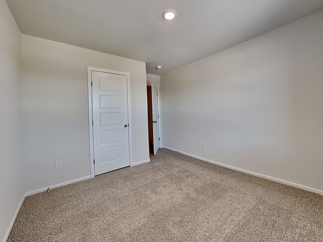 Building Photo - 529 St Charles Pl