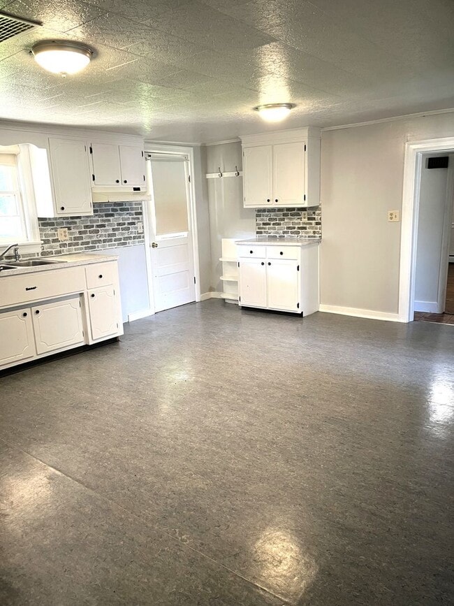 Building Photo - Spacious 3-Bedroom Farmhouse for Rent – Peaceful Country Living