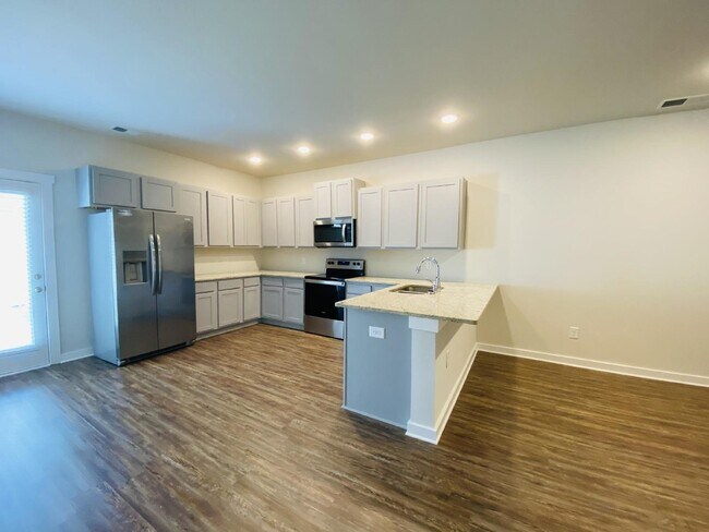 Building Photo - Charming 3-Bedroom Townhouse Retreat with 2 Full Baths in Madison – 1,500 Sq Ft of Spacious Living!"