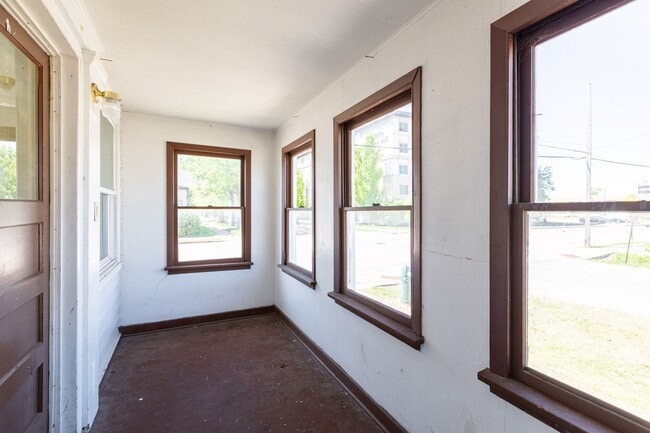 Building Photo - 602-604 9th St N