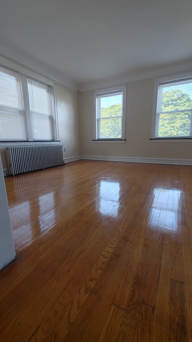 Living room - 7431 S Jeffery Blvd