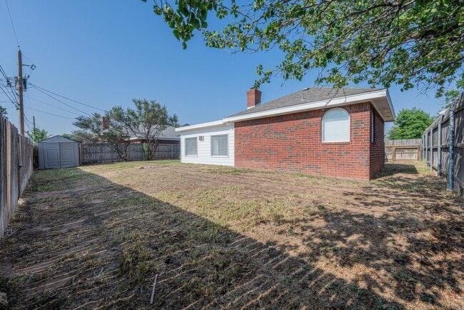 Building Photo - 3 bed 2 bath home, 2 car garage