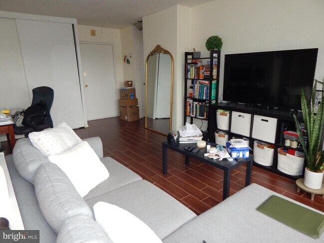 Building Photo - 2101 Chestnut St