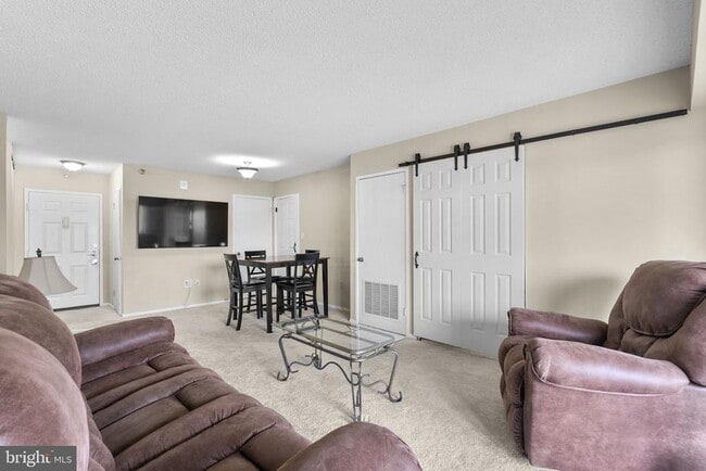 Building Photo - 15101 Interlachen Dr