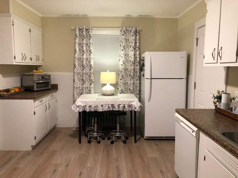 Building Photo - 597 S Main St