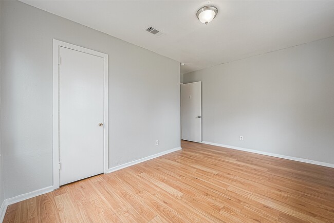 Building Photo - 4910 Paradise Ln