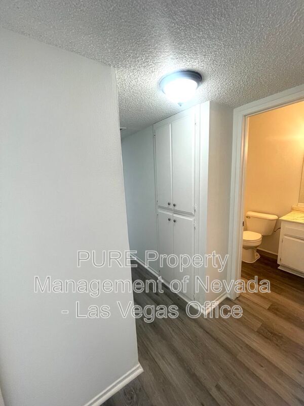Building Photo - 1405 E Vegas Valley Dr