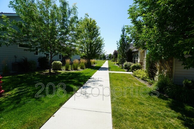 Building Photo - 407 W Pavilion Ln
