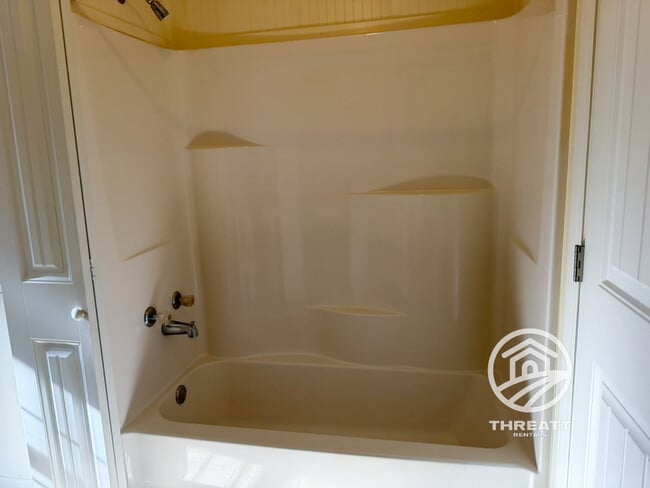 Building Photo - 1049 Long Branch Church Rd