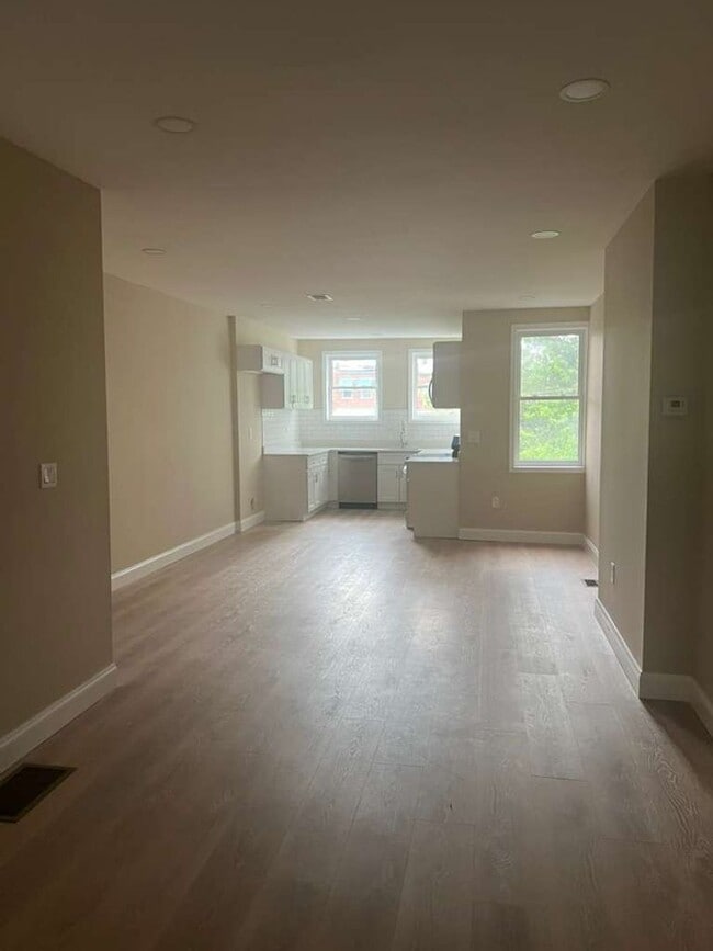 Building Photo - Spacious 3-Bedroom, 2-Bath Home with Modern Comforts