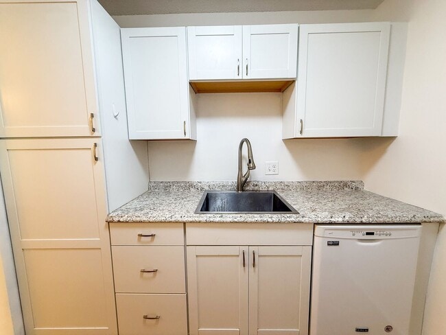 Building Photo - Summit House M-26