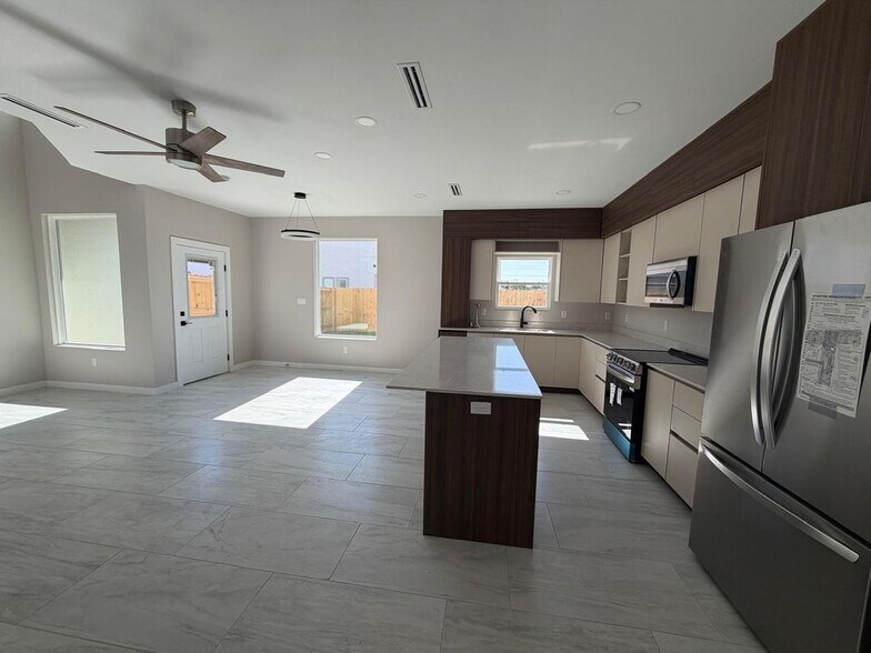 Building Photo - 2224 Corales St