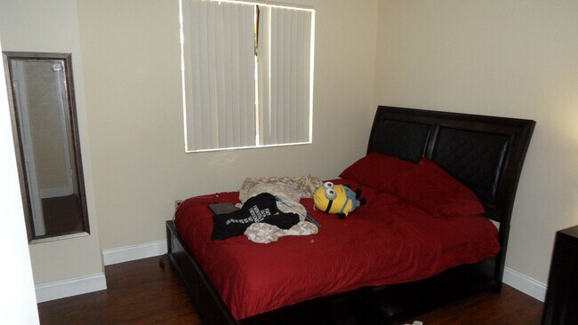 Building Photo - 2BR/2.5BA Townhouse with 2 Master Suites in Sorrento Lakes