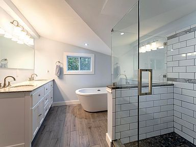 Building Photo - Charming 3-Bedroom Historic Home in Downto...