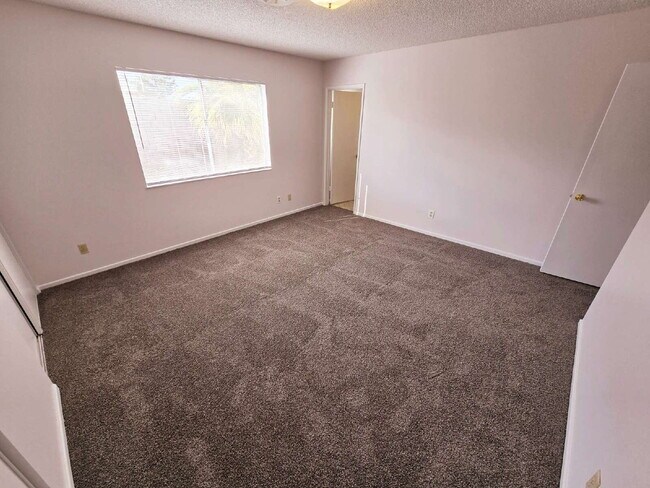 Building Photo - Spacious 4-Bedroom Oasis with Elegant Granite Touches in Vibrant Las Vegas!