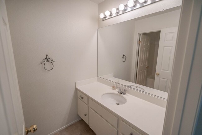 Building Photo - Beautiful 3-Bedroom Corner-Lot Condo in the Palisades of Stevenson Ranch!