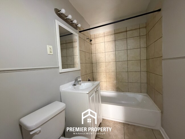 Building Photo - Charming 3-Bedroom Memphis Rental with Hardwood Floors & Fenced Backyard