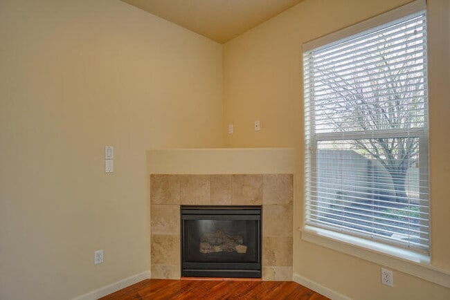 Building Photo - BEAUTIFUL THREE BEDROOM HOME IN FELIDA