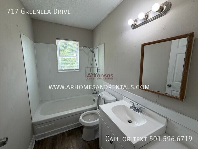 Building Photo - 717 Greenlea Dr