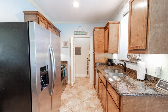 Building Photo - 7000 Seawall Blvd