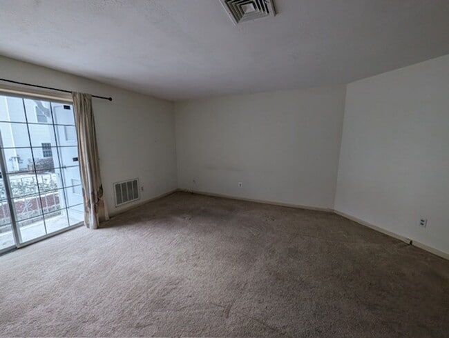 Building Photo - 2 Bed 1 Bath Second Floor Corner Unit
