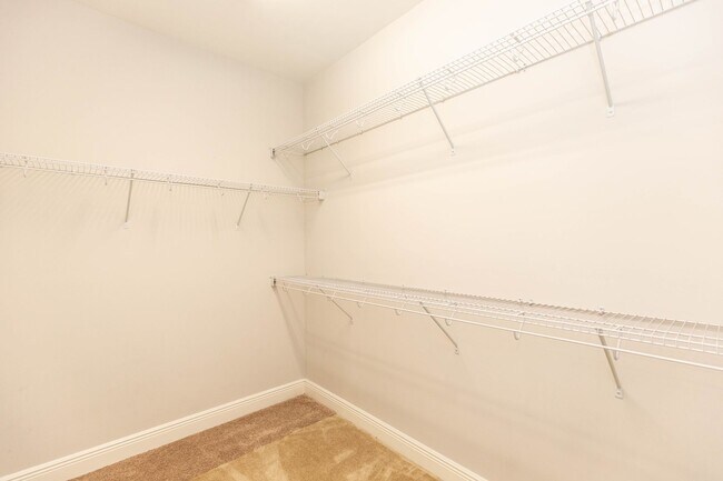 Building Photo - AVAILABLE ON 06/01 - 3 bedroom and 2.5 bat...