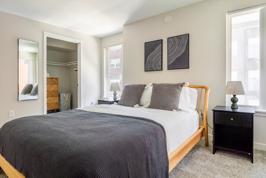 Building Photo - 526 Yale Ave N