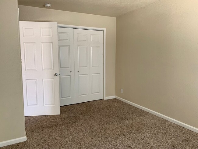 Building Photo - 4 Bedroom Home in Hollister with Huge Backyard!