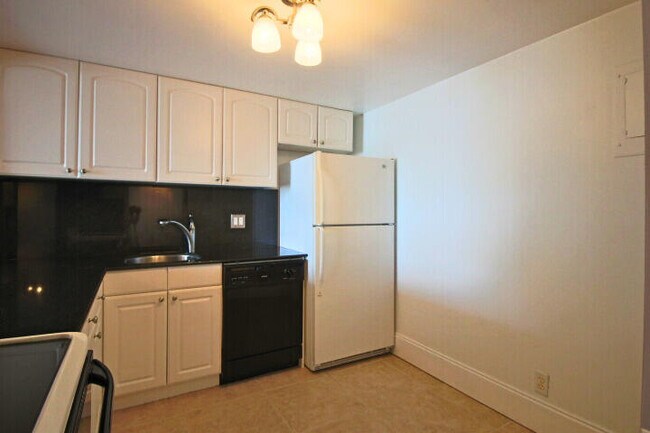 Building Photo - 470 Executive Center Dr