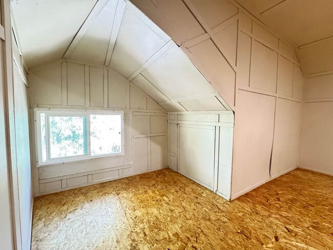 Building Photo - 2 Story home close to downtown