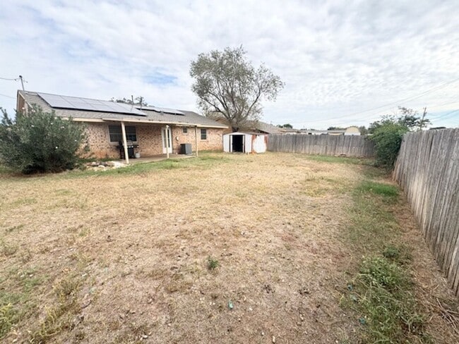 Building Photo - Cozy 3/1.5 Ready To Rent ASAP