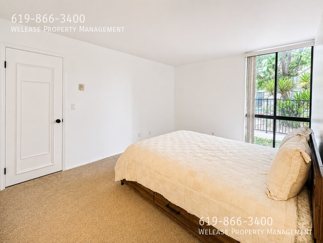 Building Photo - 6930 Hyde Park Dr