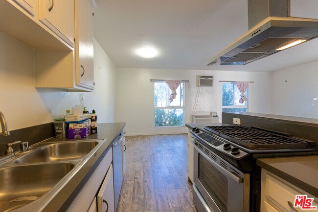 Building Photo - 1118 Waterloo St