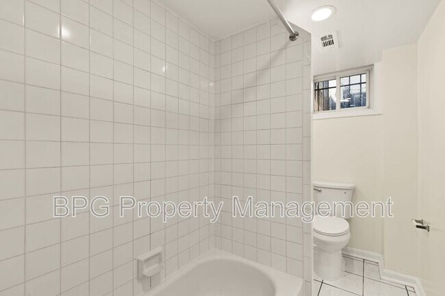 Building Photo - 1033 5th St NE