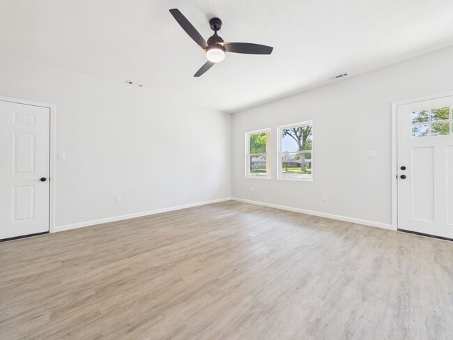 Building Photo - 208 S Woodworth Ave