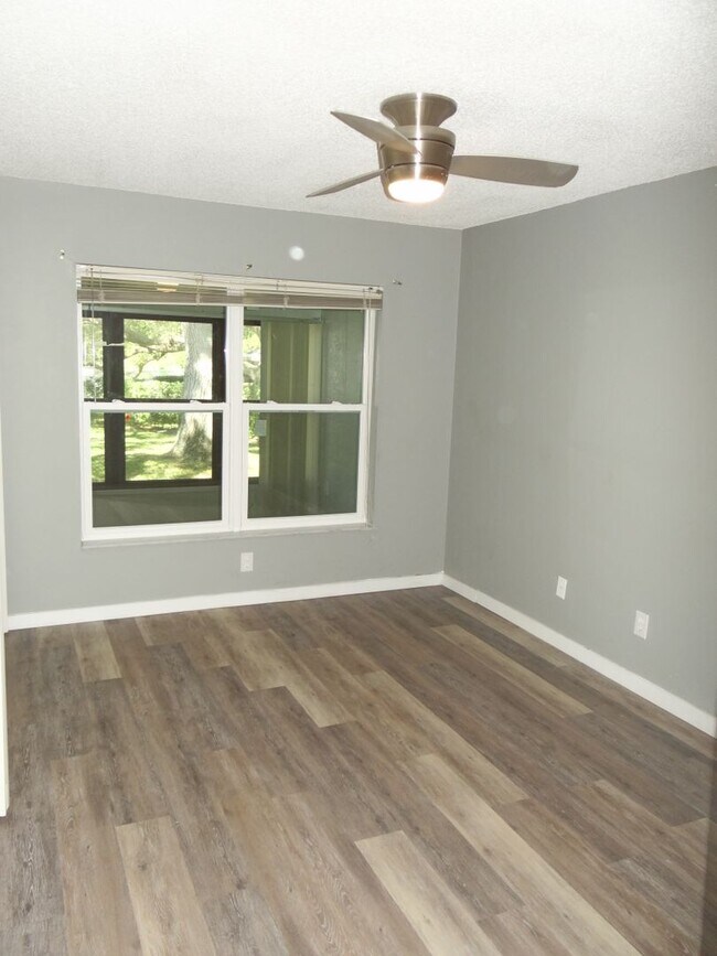 Building Photo - 2/2 condo in Dunedin - 55+ community