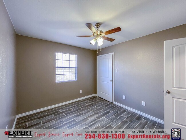 Building Photo - 2 bedroom/ 1 bath with one car garage.