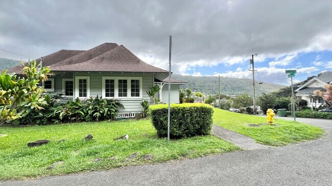 Building Photo - UPDATED 3 BEDROOM HOME IN DESIRABLE MANOA
