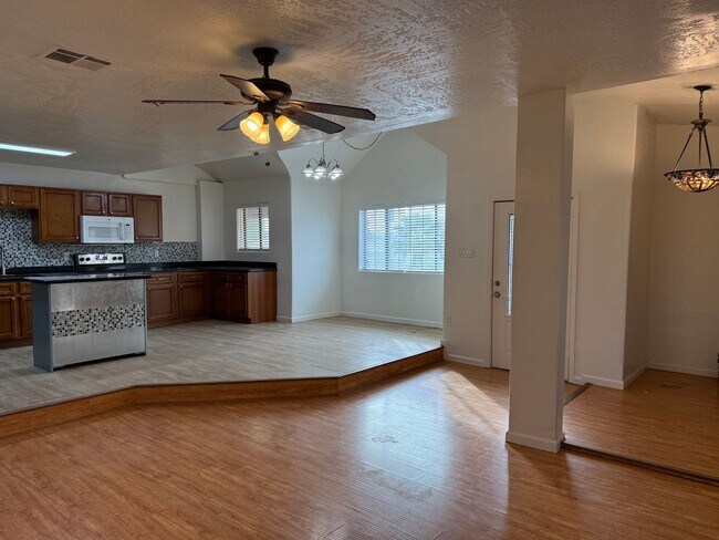 Building Photo - 4 Bedroom Home in Historic Central Phoenix | All Utilities Included