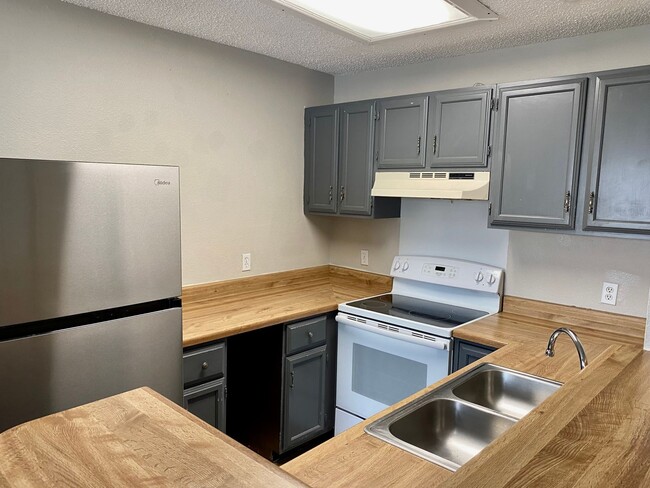 Building Photo - Cute Townhome in Downtown Granbury