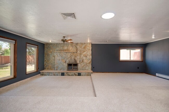 Building Photo - Amazing 3 Bedroom in the Academy Neighborhood