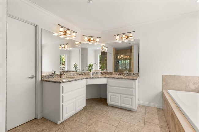 Building Photo - Vista Panoramic View 6 Bedroom 4.5 Bathroom Home for Rent