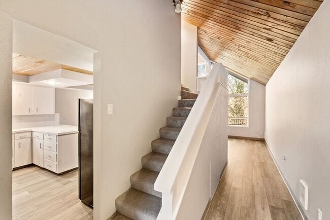 Building Photo - Beautiful Rustic-Style 1-bedroom Apartment...