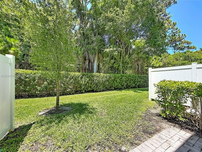 Building Photo - 4607 Hollister Ave