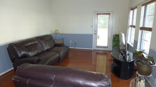 Building Photo - 1426 Nutwood Ct