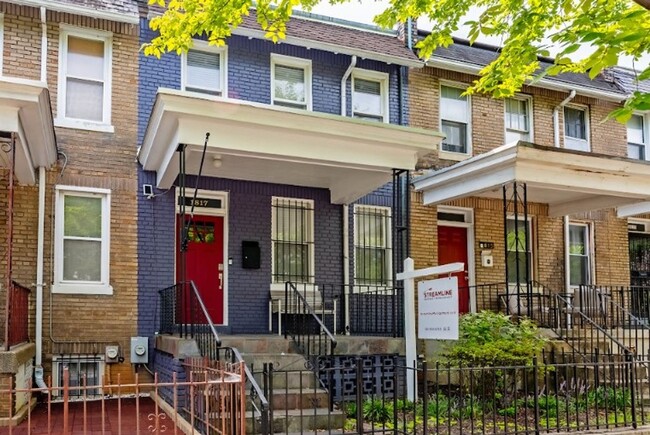 Primary Photo - Rad Rowhome Right Near Stadium-Armory Metro!